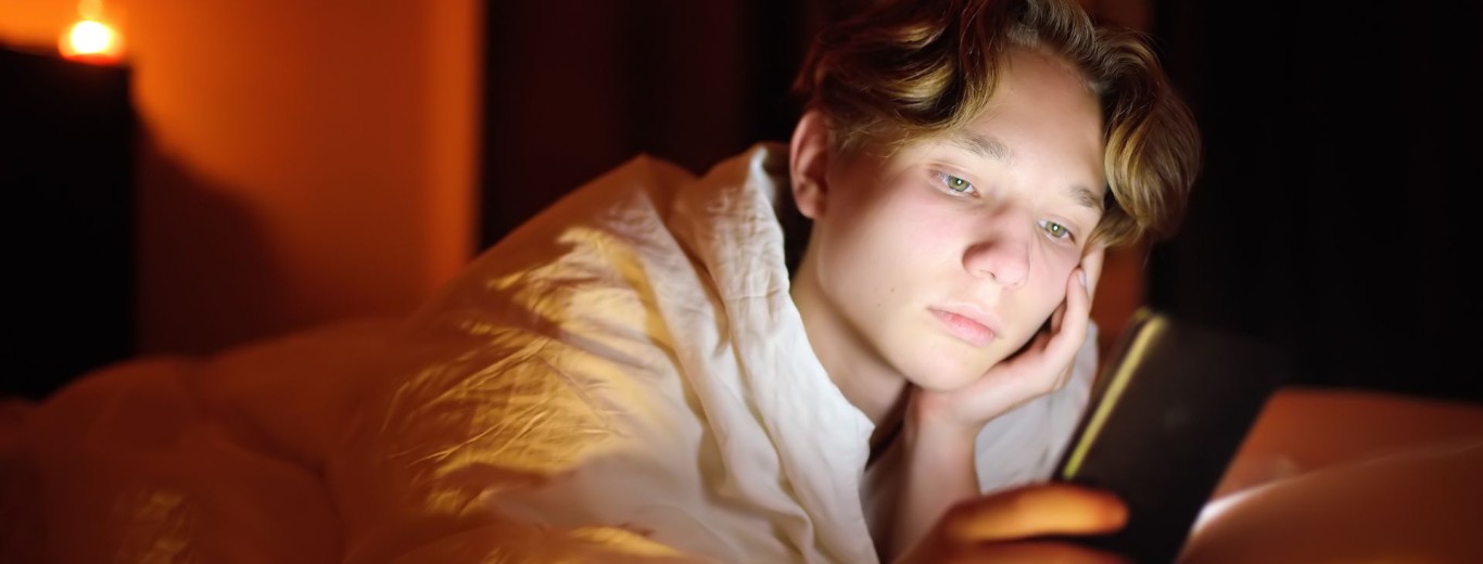 Insomnio y pantallas.jpg Adolescdente mirando móvil en la cama