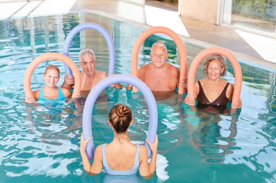 Personas haciendo ejercicio en una piscina