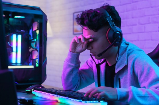 Chico jugando online